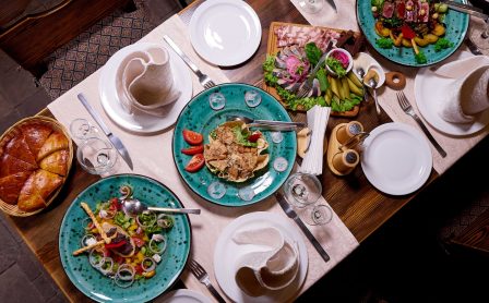 dining-table-in-the-restaurant-N2XAN6N_Hotel_Gatstro_Loesungen_DR-BUTZE